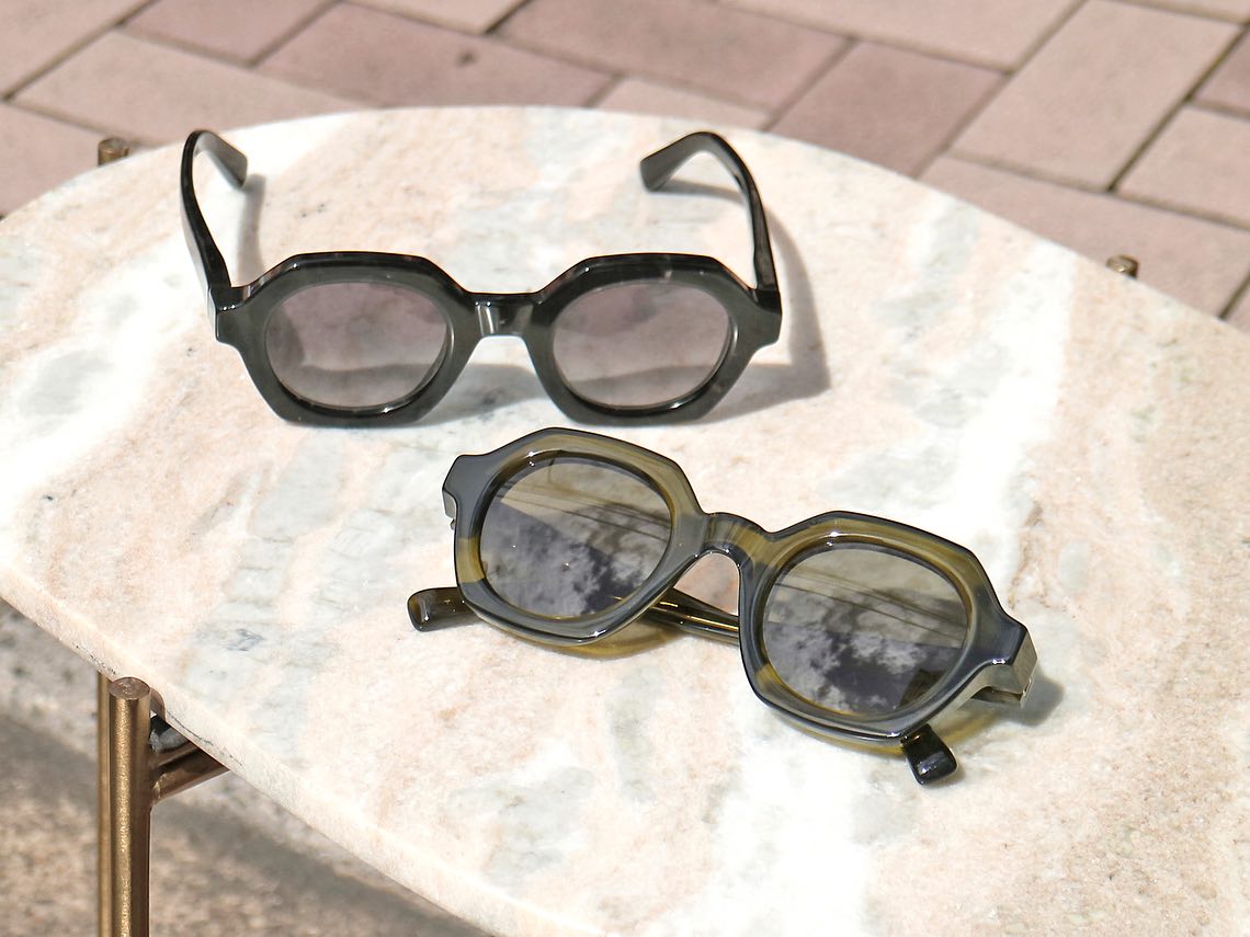 -【最新サングラス入荷】
brand: MYKITA
mod: TESHI
col: 775 (Peridot)
col: 715 (Black Havana)
.
ドイツブランドMYKITA(マイキータ)から、最新サングラスTESHIが入荷しております。
.
高品質の循環素材を使用し、ハンドクラフトでの自社製造に拘るクリエイティブなアイウェアブランド、MYKITA。
.
新コンセプト"ACETATE BOLDコレクション"。
以前MYKITAでも定評のあったMaisonMargiera(メゾンマルジェラ)のコレクションでも展開していたようなアセテートシリーズが待望の復活です。

入荷モデルTESHIはヘキサゴンシェイプのアウトラインに丸みのあるレンズデザイン。
太めのデザインはクラシカルでいて、綺麗め。
柔らかさのあるデザインで、女性でも掛けやすい良モデルです。

同ブランドのメタルフレーム同様、ネジを使用していない構造を採用。使用してネジが緩んでしまう心配も、ネジ自体がない為ほとんどありません。

ACETATE RENEWと名付けられた循環性の高いアセテート素材を使用し、製造プロセスでの二酸化炭素排出量の削減を実現し、環境にも配慮。ドイツブランドらしいスマートでクリーンなプロダクトです。

現在店頭には2カラーをご用意。
クロムハーツベースの柄生地BlackHavanaと深めのクリアカーキPeridot。どちらも大変美しい色合いです。
.
是非店頭にてお試しください。
その他モデルも多数ご用意しております。
画像の商品以外についてもお気軽にお問い合わせください
.
.
#ボズュー麻布 
@beauxyeux_jiyugaoka