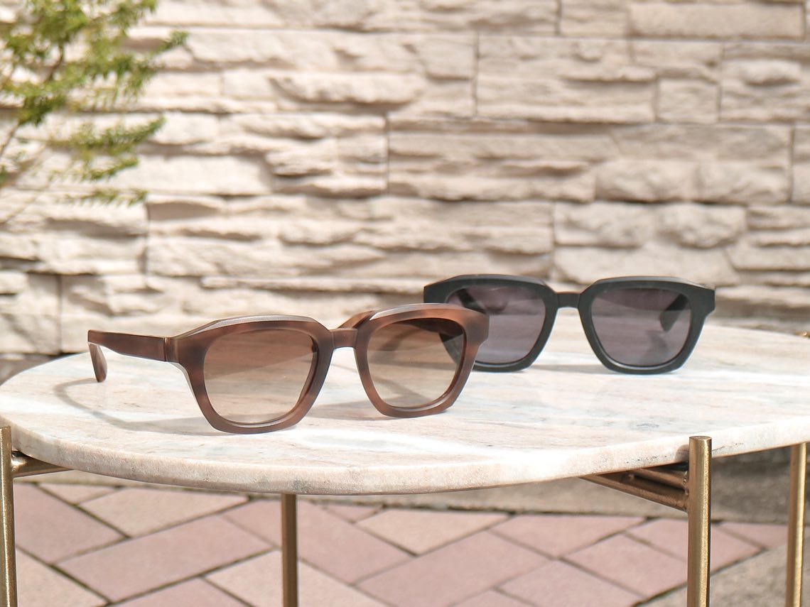 -【最新サングラス入荷】
brand: MYKITA
mod: KIENE
col: 802 (Chilled Raw Galapagos)
col: 801 (Chilled Raw Black Havana)
.
ドイツブランドMYKITA(マイキータ)から、最新サングラスKIENEが入荷しております。
.
高品質の循環素材を使用し、ハンドクラフトでの自社製造に拘るクリエイティブなアイウェアブランド、MYKITA。
.
新コンセプト"ACETATE BOLDコレクション"。
以前MYKITAでも定評のあったMaisonMargiera(メゾンマルジェラ)のコレクションでも展開していたようなアセテートシリーズが待望の復活です。

入荷モデルKIENEは合わせやすいウェリントンシェイプ。
太めのデザインですが無骨にならず綺麗め。
男女問わずおすすめの掛けやすい良モデルです。

同ブランドのメタルフレーム同様、ネジを使用していない独自構造を採用。使用してネジが緩んでしまう心配も、ネジ自体がない為ほとんどありません。

ACETATE RENEWと名付けられた循環性の高いアセテート素材を使用し、製造プロセスでの二酸化炭素排出量の削減を実現し、環境にも配慮。ドイツブランドらしいスマートでクリーンなプロダクトです。

現在店頭には2カラーをご用意。
黒ベースの柄生地BlackHavana(801)と柔らかなブラウンのGalapagos(802)。どちらも大変美しい色合いです。
.
是非店頭にてお試しください。
その他モデルも多数ご用意しております。
画像の商品以外についてもお気軽にお問い合わせください
.
.
#ボズュー麻布 
@beauxyeux_jiyugaoka