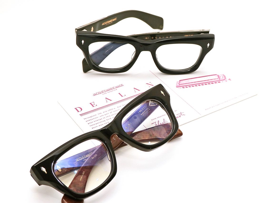 【待望の新色入荷】
brand: JacquesMarieMage
mod: DEALAN
col: Noir X
col: Cobra
.
JacquesMarieMageから、大人気アイコンモデルDEALANのニューカラーが入荷してまいりました。
.
今回のブラックカラーは2タイプ。

Noir Xカラーはフロントはブラックxゴールドのアローヘッド、テンプルは外側がブラック、内側にペトリファイドウッドのような木目調。

Cobraカラーはブラックxシルバーの組み合わせ。
テンプルのワイヤーコアを外側に魅せるデザインに、内側はモスグリーンのカラーリング。

どちらも黒縁ながら目を引く、技アリの配色となっております。

ブランド創業から愛されているアイコンモデルDEALAN。
眼鏡としての使用はもちろんレンズ交換でサングラスとしても活躍できるおすすめデザインです。
.
.
店頭にその他モデルも多数ご用意ございますので、是非お手に取ってお試しください。
今後も注目モデルなどをご紹介して参りますのでお楽しみに。
.
.
︎shop data︎
::: ボズュー麻布 :::
最寄り駅 麻布十番駅
5b出口から徒歩約1分
住所 106-0045
東京都港区麻布十番1-10-12須田ビル1F
︎03-6230-9983
azabu@beauxyeux.jp
.
.

#ジャックマリーマージュ 
#ボズュー麻布 
@beauxyeux_jiyugaoka