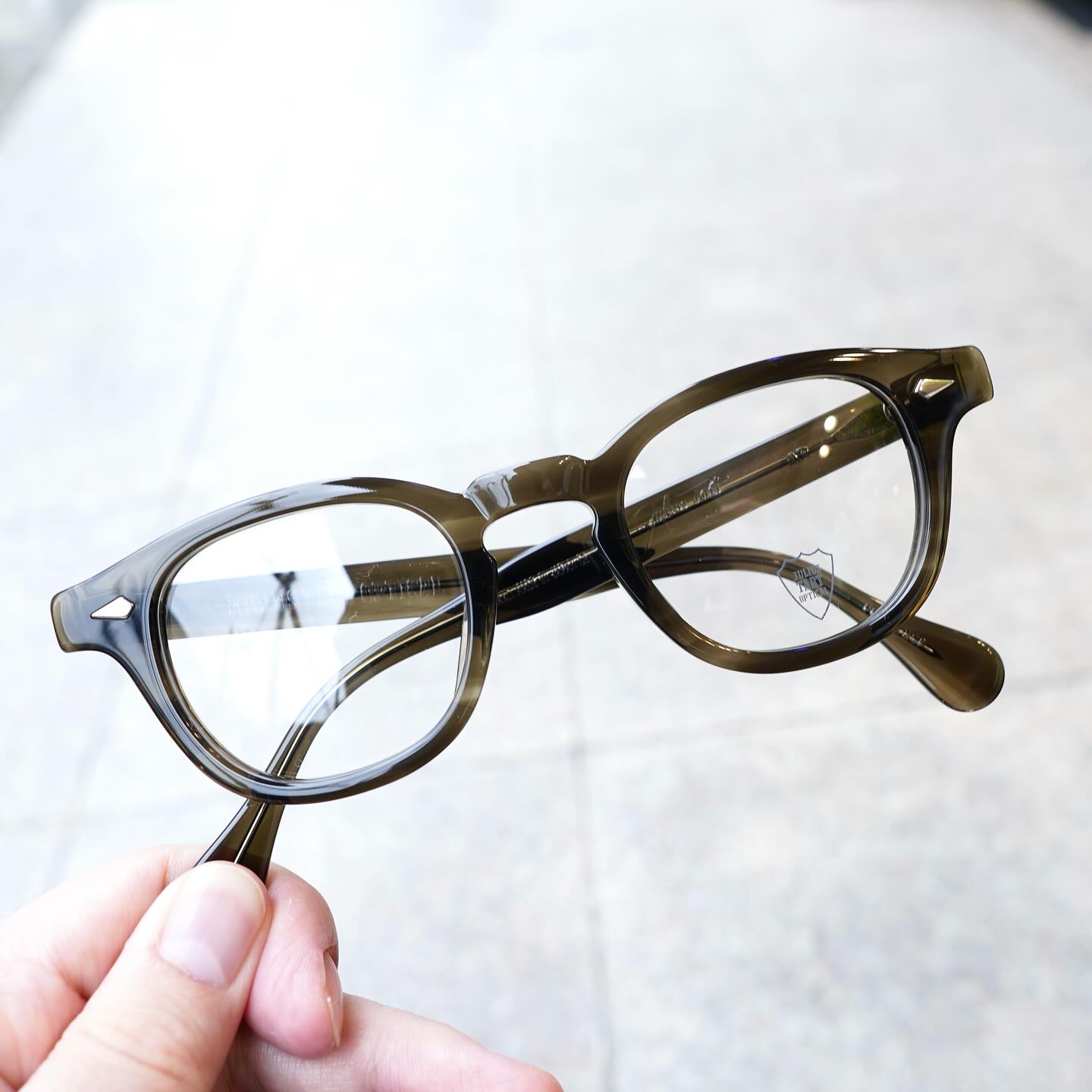 brand:JULIUS TART OPTICAL
mod:AR
col: Olive Green Sasa

JULIUS TART OPTICALより『AR』の新色が入荷してきました！

【Olive Green Sasa】という深みのあるグリーンカラー。
肌に乗せると落ち着いた色味になり、光が入ると表情が変わる美しいカラーリング。

まずは、44-24と46-24の2サイズが入荷しております。

お探しの方は店頭にてお試しください。

商品に関するお問い合わせはDM、お電話、メールでも受付しておりますのでお気軽に問い合わせください。
通信販売も受け付けておりますのでお気軽にお申し付けください。

︎shop data︎
最寄り駅 自由が丘
正面口出口から歩いて約５分です。
住所 152-0035
東京都目黒区自由が丘1-16-13ヒルズ自由が丘1F
︎03-5731-6612
info＠beauxyeux.jp

New colors of "AR" from JULIUS TART OPTICAL have arrived!

A deep green color called [Olive Green Sasa].
A beautiful color that has a calm color when placed on the skin and changes its expression when light hits it.

To begin with, we have two sizes in stock: 44-24 and 46-24.

If you are looking for a size, please try them in store.

We also accept inquiries about products via DM, phone, and email, so please feel free to contact us.
We also accept mail orders, so please feel free to contact us.

︎ shop information︎
SHOP beauxyeux Jiyugaoka
ZIPCODE 152-0035
1F Hills Jiyugaoka 1-16-13
Jiyugaoka Meguro-ku Tokyo JAPAN
︎+81-35731-6612
info@beauxyeux.jp

     #眼鏡店　 @beauxyeux_azabu
@beauxyeux_jiyugaoka 
@juliustartoptical