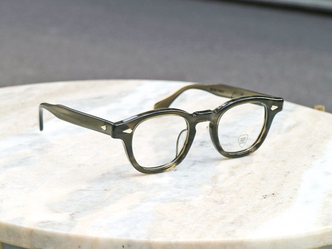 -【人気モデル 新色入荷】
brand: JULIUS TART OPTICAL
mod: AR 44 , AR 46
col: Olive Green Sasa
.
ニューヨークの古き良き50〜70年代の風合いを残しつつ、TART opticalの伝説的モデル"ARNEL"をリアルに再現した名作フレーム"AR"。
.
最高峰ジャパンメイドのアメリカン・クラシックとして造られている同モデルからニューカラーが入荷してまいりました。
.
ベースカラーはオリーブグリーン、単色ではなく、いわゆるササ柄とよばれる、濃淡の折り重なった柄もの。
ダークトーンで日々纏いやすいカラーです。
.
当店には2サイズ入荷してまいりました。
レンズ幅44ミリ、ブリッジ幅22ミリ
レンズ幅46ミリ、ブリッジ幅22ミリ

他カラーも多数ご用意ございますので、是非店頭にてお試しください。
.
通信販売やご試着についてなど、お気軽にお問い合わせください。
.
.
︎shop data︎
::: ボズュー麻布 :::
最寄り駅 麻布十番駅
5b出口から徒歩約1分
住所 106-0045
東京都港区麻布十番1-10-12須田ビル1F
︎03-6230-9983
azabu@beauxyeux.jp
.

#ボズュー麻布 
@beauxyeux_jiyugaoka