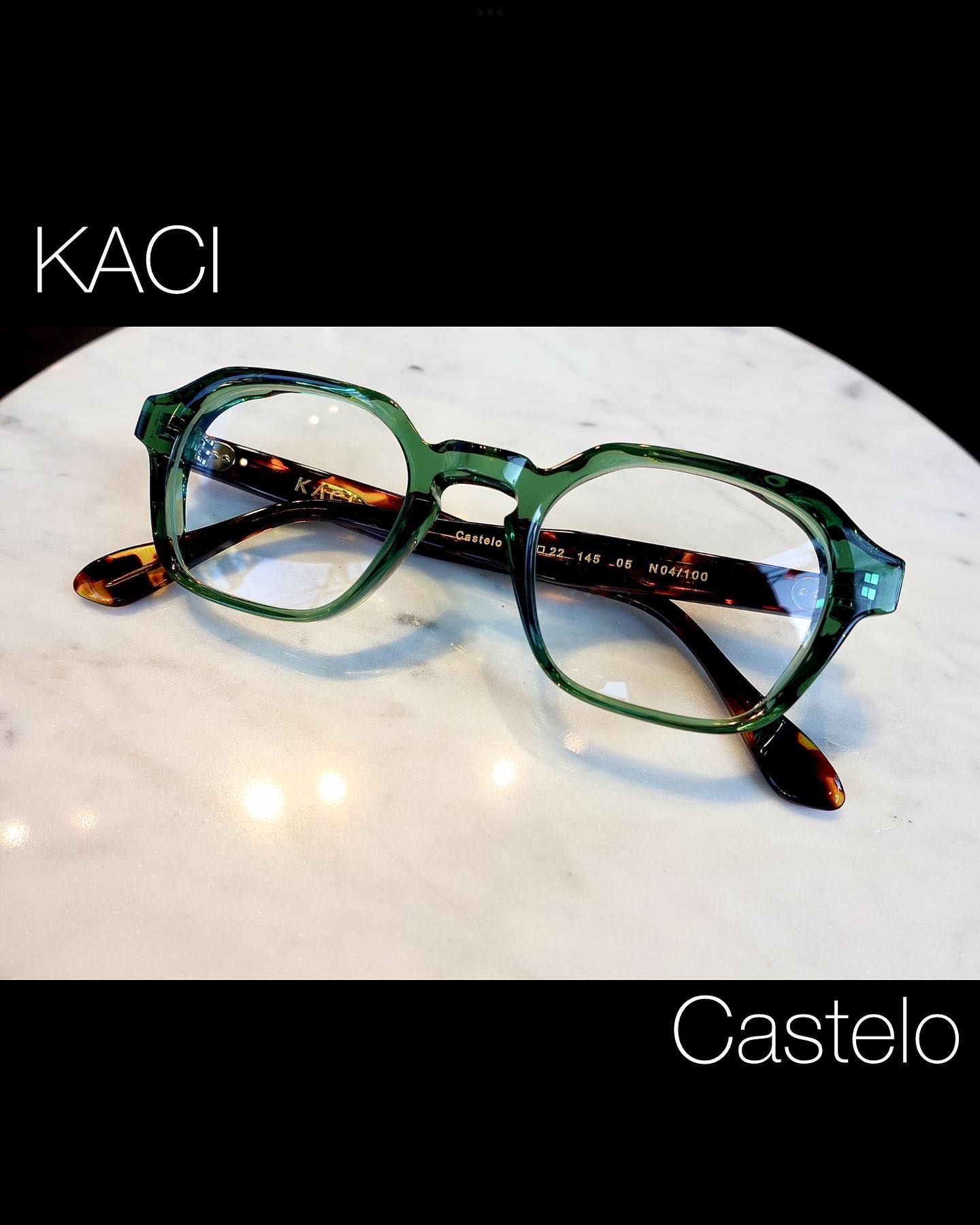 ︎インスタご覧の皆様こんにちは！
フランスからKaci Eyewearから Casteloのオススメのカラーが入荷いたしました！
6mmのアセテート生地を使用され、カッティングを施した独自性のあるデザインに仕上げられています。
テンプルにはオリジナルの芯金デザインが施され5枚蝶番を使用したフランス製にて100本の限定生産にて仕上げられています。

カラーも綺麗なグリーンにテンプルにはトートイズカラーが使用されフランスらしいカラーリングも魅力です。

Kaci Eyewearは日本国内では当店のみでの取り扱いブランドになりますので店頭にてチェックしてみてください。

︎お問い合わせ︎
インスタのDM、メールお電話にて受付しております！

︎shop data︎

最寄り駅 自由が丘
正面口出口から歩いて約５分です。
住所 152-0035
東京都目黒区自由が丘1-16-13ヒルズ自由が丘1F
︎03-5731-6612
info＠beauxyeux.jp
年中無休



#フランスメガネ
#自由が丘 
#ボズュー自由が丘



@beauxyeux_azabu