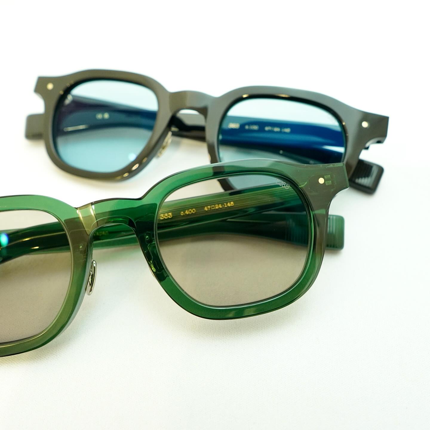 brand:EYEVAN7285
model:363
col:400(green)、100(black)

全体的にエッジが立ったフォルムが印象的なNEWモデル［363］。
2000年代初頭にリリースされたドメスティックブランドの眼鏡からインスパイアされ、美しい艶のある表面と鋭角な縁は通常の5倍以上の時間を掛けて職人の手磨きによって製作されています。

オリジナルの丁番（1PIN仕様)に10金PINを使用し、サングラスは色味の調合を金属の粒子などを混ぜ合わせて調色し、溶解後に一枚ずつ成形して製作する日本製ガラスレンズのオリジナル“アイヴァンカーブレンズ”を採用しています。

商品に関するお問い合わせはDM、お電話、メールでも受付しておりますのでお気軽に問い合わせください。

︎shop data︎
最寄り駅 自由が丘
正面口出口から歩いて約５分です。
住所 152-0035
東京都目黒区自由が丘1-16-13ヒルズ自由が丘1F
︎03-5731-6612
info＠beauxyeux.jp

The new model [363] features an impressive overall form with sharp edges.

Inspired by glasses from a domestic brand released in the early 2000s, the beautiful glossy surface and sharp edges are hand-polished by artisans, taking more than five times longer than usual.

The original hinges (single pin specification) use 10K gold pins, and the sunglasses use original Japanese glass lenses called "Ivan Curve Lenses" that are mixed with metal particles to mix the color, and then molded one by one after melting.

Please feel free to contact us with any product inquiries via DM, phone, or email.

︎ shop information︎
SHOP beauxyeux Jiyugaoka
ZIPCODE 152-0035
1F Hills Jiyugaoka 1-16-13
Jiyugaoka Meguro-ku Tokyo JAPAN
︎+81-35731-6612
info@beauxyeux.jp

     #眼鏡店　 @beauxyeux_azabu
@beauxyeux_jiyugaoka 
@eyevan_official